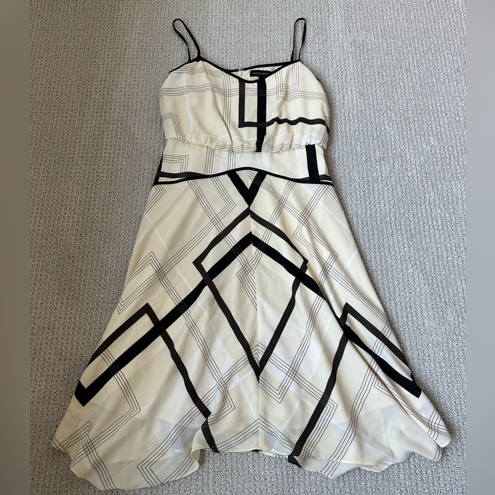 Lightly worn Banana Republic dress size 4 Petite - pale yellow with design